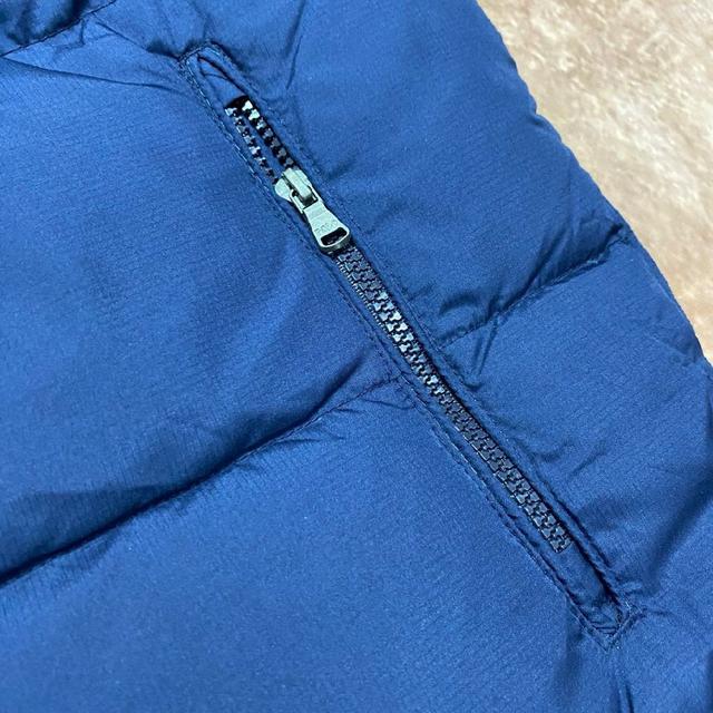 采用纯羊毛针织袖与90 白鸭绒填充的羽绒前片拼接，针织部分柔软透气