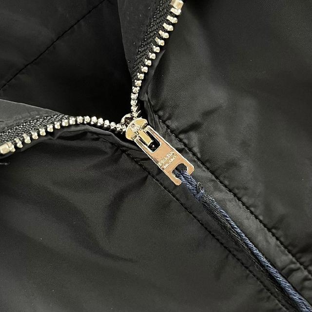 @ Re-Nylon 拉链尖领长袖徽标夹克外套
