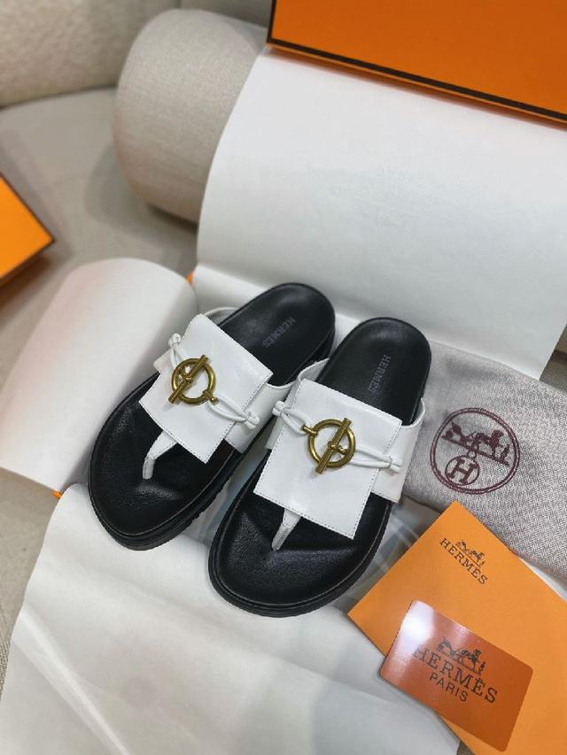 小牛皮机能风凉鞋，散发优雅魅力。搭配人体工学橡胶鞋底，适合
