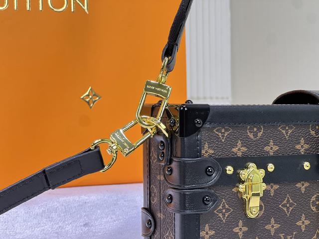 Nicolas Ghesquière 将经典 Petite Malle 手袋