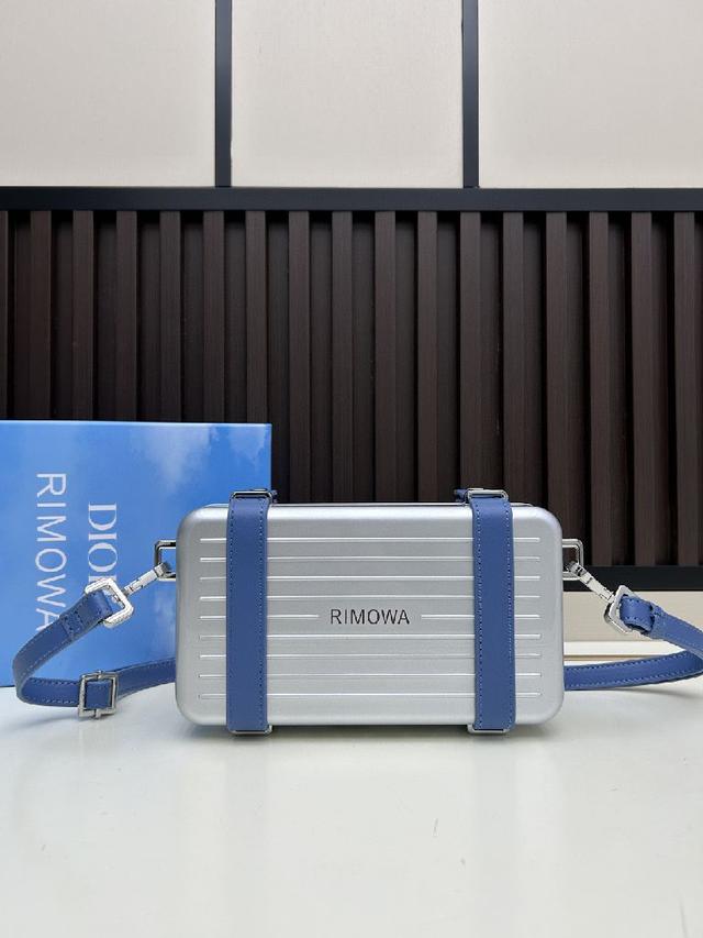 感觉档次又提高了一个度，尤其是实物小盒子采用了RIMOWA标志性的磨砂质感
