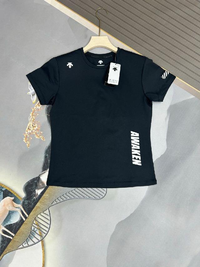 DESCENTE迪桑特圆领女士短袖T恤女士束腰款短袖迪桑特综训