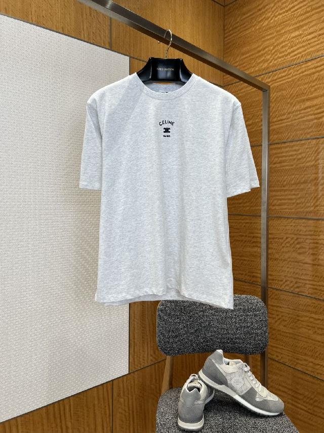 领口采用经典翻领设计，利落挺括修饰颈部线条，搭配带有品牌专属LV标识的