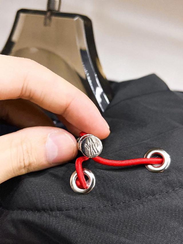 全部90绒的三标齐全带着经典的Logo组合搭配，