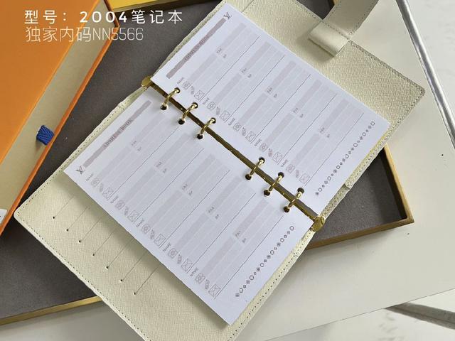 顶级原版💎 最新日期📅 记事本 这款小型记事本封套以 Monogram帆