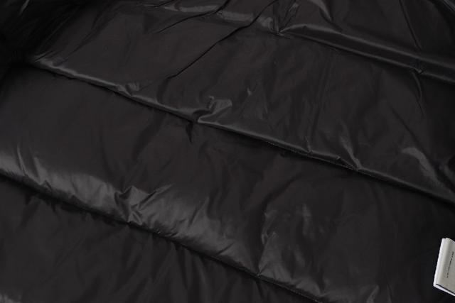 盟可睐蒙口微标贴布拉链立领羽绒服 每年冬天，Moner都是一个不容