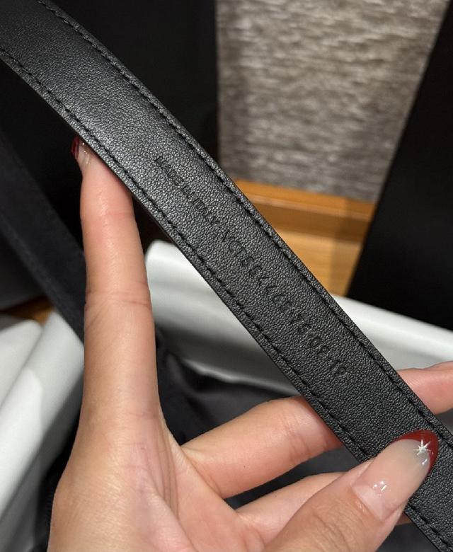 麂皮 小牛皮 制作，质感满满，搭配复古五金方形针扣品牌logo标识，