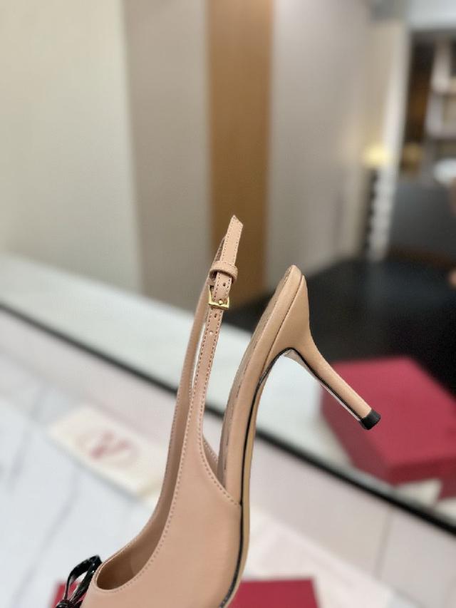 最新上市的一款凉鞋，好看又百搭，后跟带加小蝴蝶结设计淑女