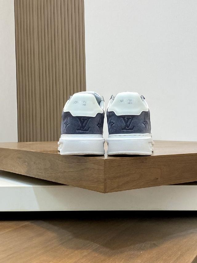 新品男士高端休闲运动鞋，选用进口头层牛皮丝印品