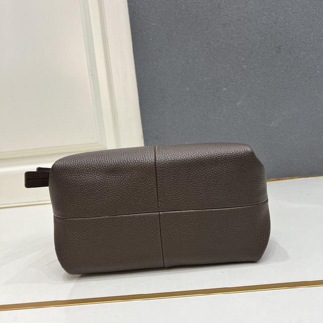 斜跨包／手提包，休闲百搭款，没有花里胡哨的装饰，简约大方