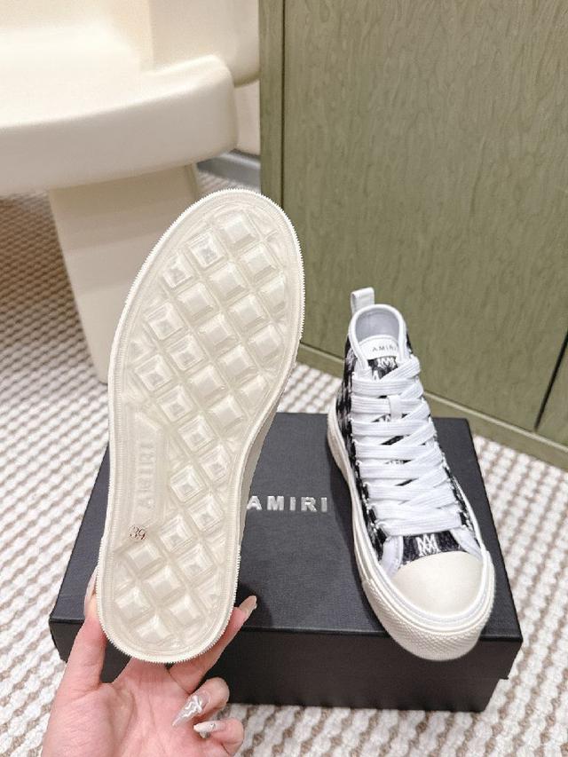 采用高密度加厚精梳棉帆布经特殊处理比一般帆布更耐脏，