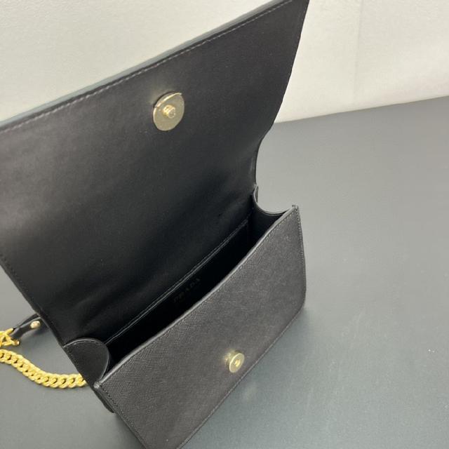 大号手袋取材柔软棉质帆布，演绎品牌经典手袋的放大版本