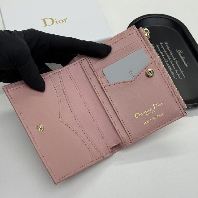 Dior 专柜最新款火爆登场！采用进口小羊皮，做工精致，