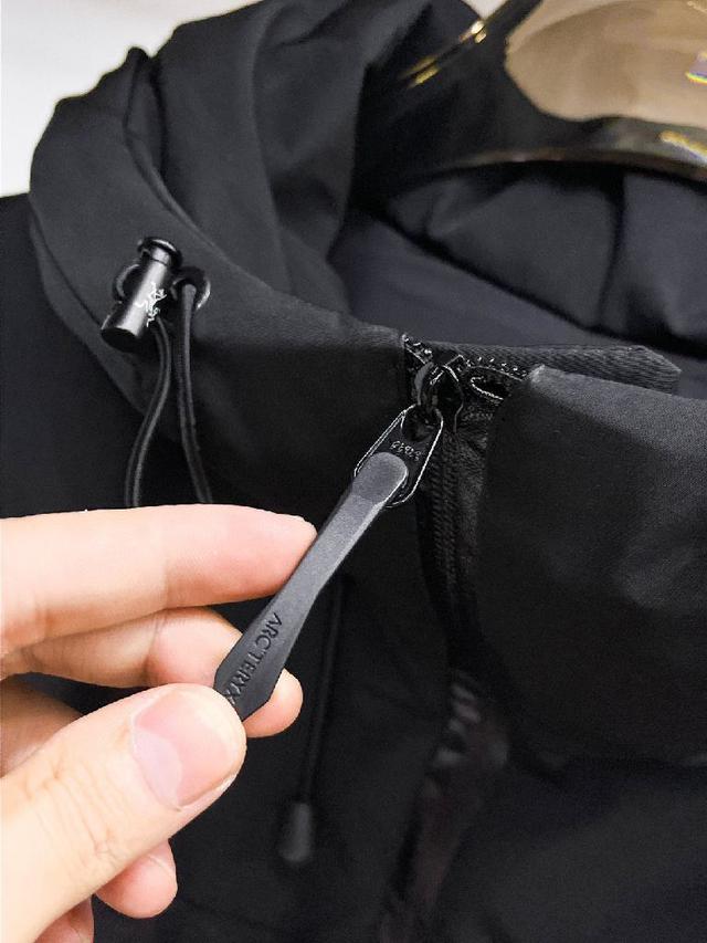 官网款2025秋冬新款羽绒服。这款号称羽绒服届最高端的，全部90绒