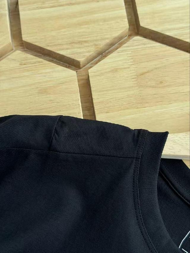 裆部加宽设计，活动无束缚，不卡裆不勒腿，穿着超自在。裤腿开叉灵动显腿长