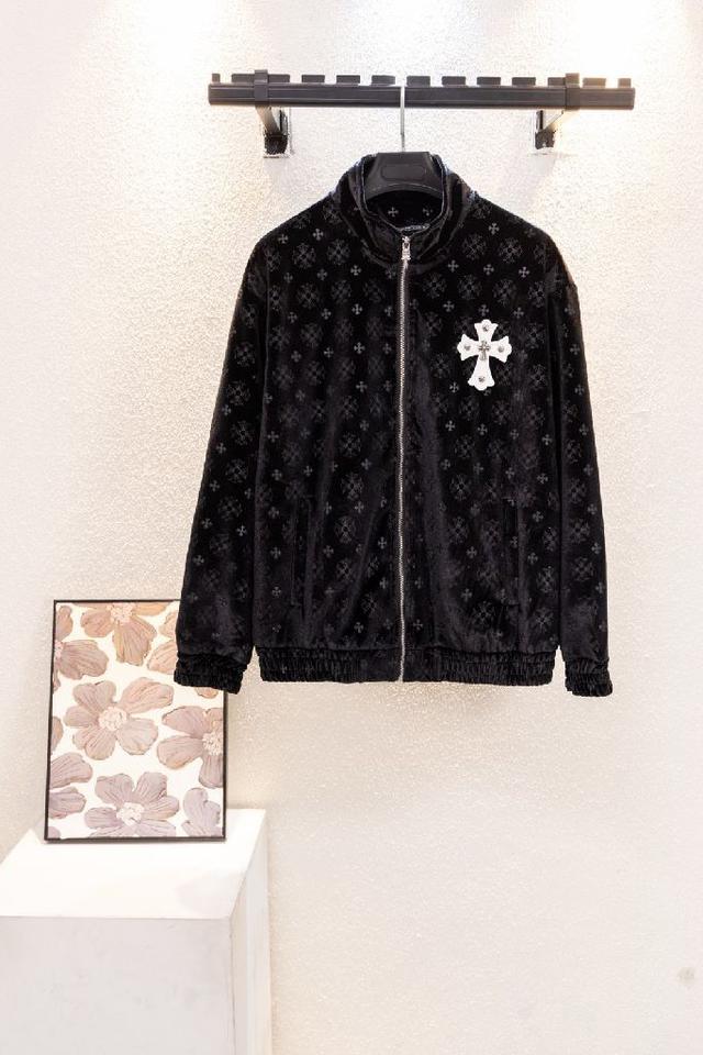 内身高级绸面衬里夹棉，不但有光泽度还有满身的提花logo，搭配内袋上的贴布刺绣镂空铭牌