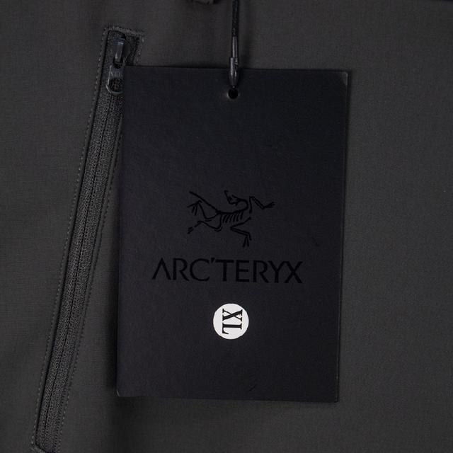 刺绣采用进口百灵达刺绣机器，该款刺绣经过调改6产后已达到原版1：1效果