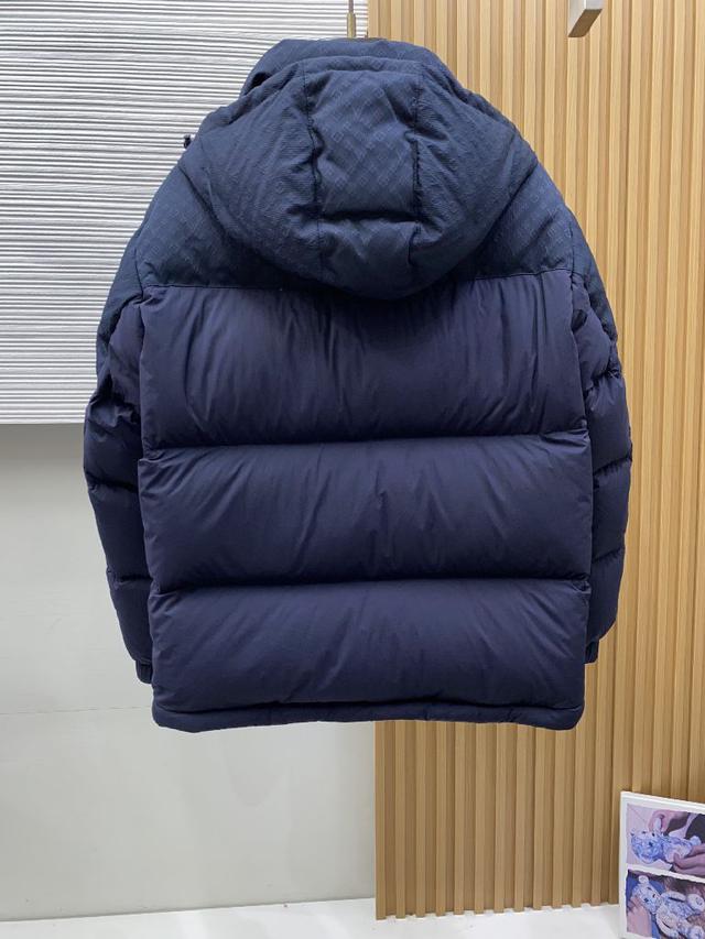 专柜对比 绝对的高品质 采用顶级95白鸭绒 超柔软 充羽量蓬松饱满