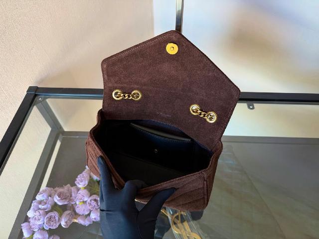 这只包实物真的是出乎意料的轻巧和好看，+了四个插袋让整个包身都充满能量