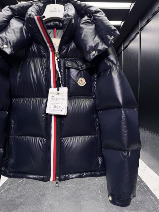 Montbeliard羽绒夹克采用标志性的nylon