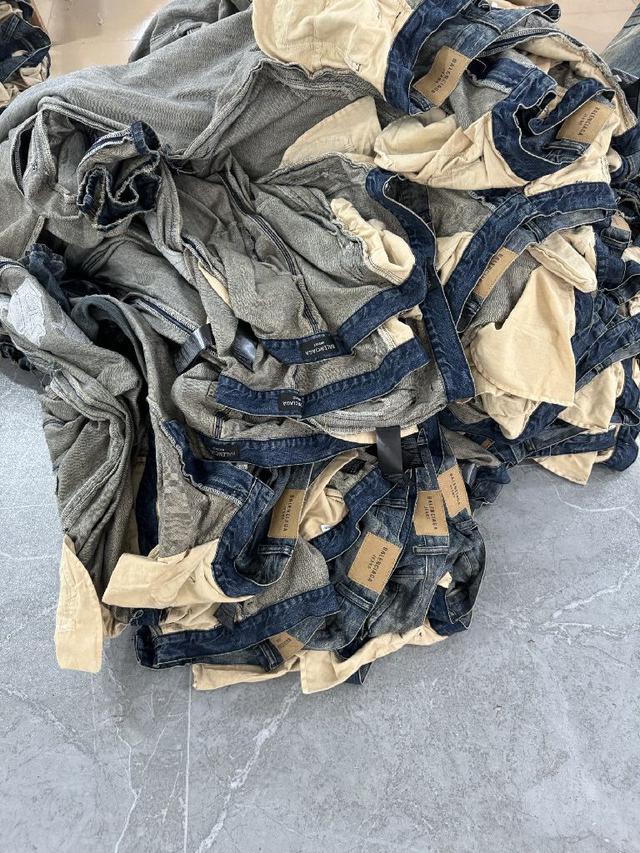 裤侧的竖排哥特字体，是同色系牛仔布贴布+毛边散边处理，