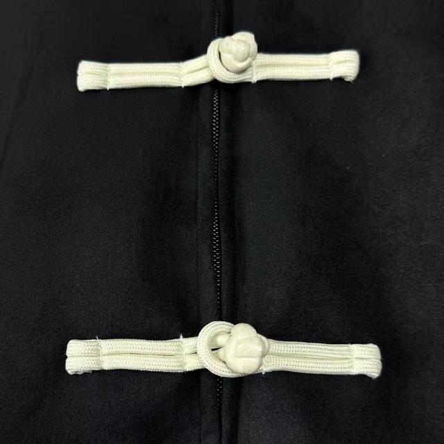 上身柔软舒适，🫵🏻胸前经典刺绣三叶草logo，纯手工滴胶盘扣加上拉链门襟