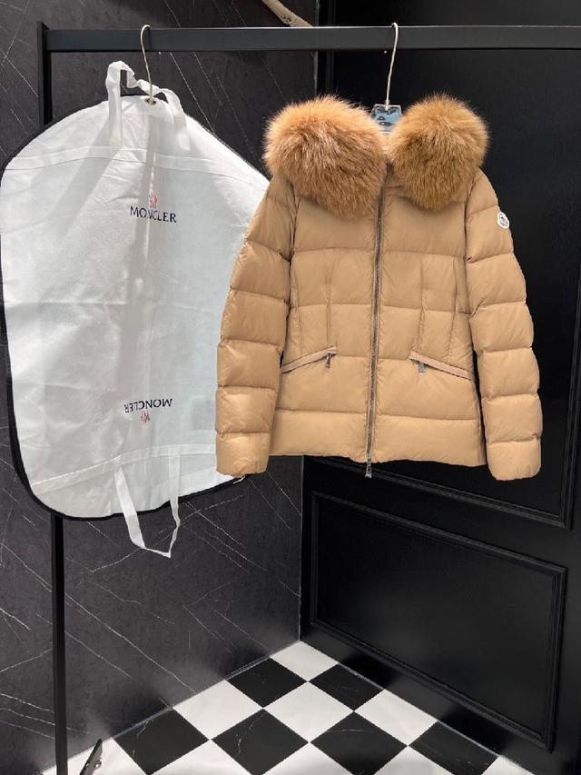 Boed女士羽绒采用longue saison面料制成，点缀皮毛饰边