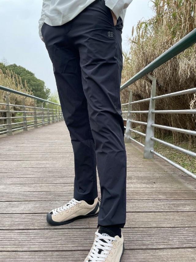稳定核心肌群，专注运动表现，灵活自由！ 搭配常规版型裁剪，