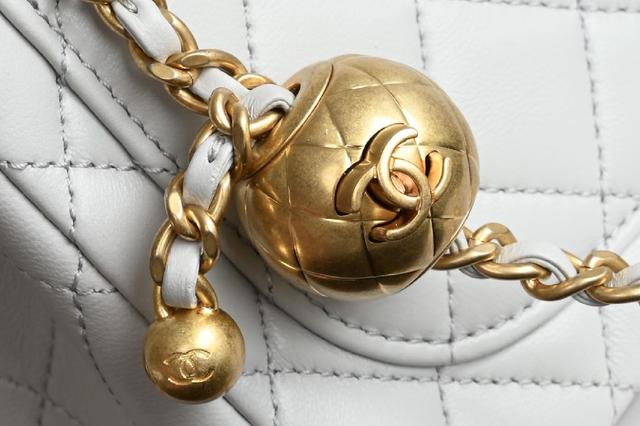 复古鎏金菱格纹金球调节扣设计， 可赋予了包包很多种的背法🪄