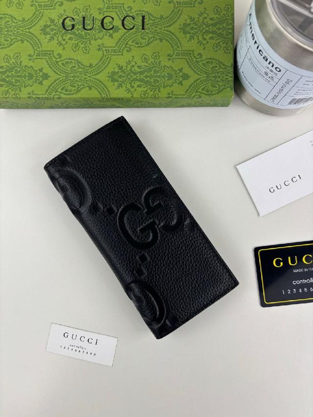 尽展澎湃活力和个性魅力。这款全拉链式钱包以皮革匠心打造，