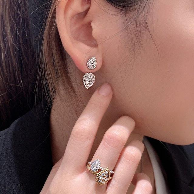 SERPENT BOHÈME耳环  经典而现代，水滴形装饰铺镶钻石，环镶纤细的黄金珍珠