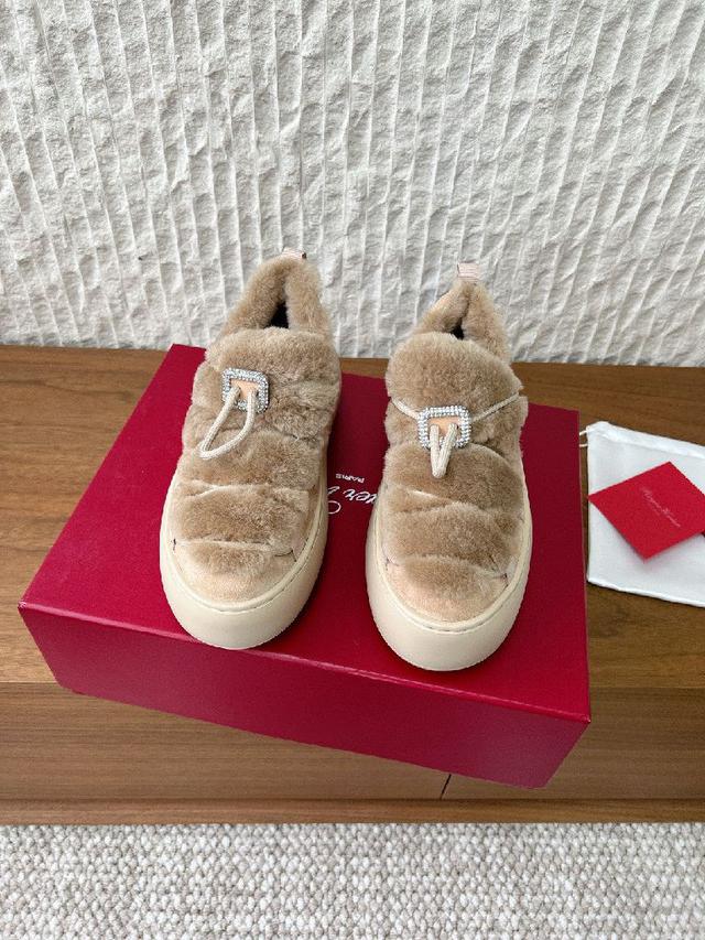 采用抽绳系带设计与保暖内衬，舒适温暖。 搭载强劲抓地的 Vibram