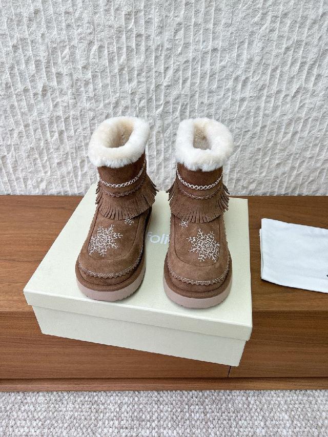 字母缝线和可调节鞋带的铭纹搭扣共同丰富品牌细节