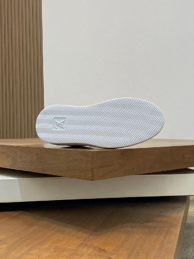 新品男士高端休闲运动鞋，选用进口头层牛皮拼接印