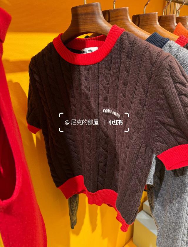 独家定制进口yb100%绵羊毛材质，胸口经典徽标字母刺绣图案点缀，上