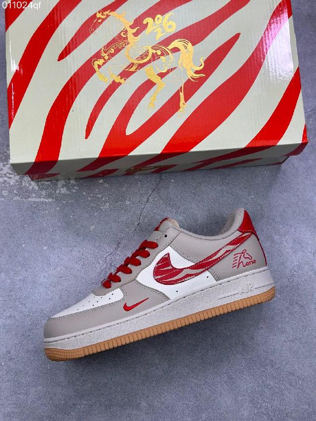 奶油白的温柔质感，碰撞上一抹中国红的点睛之笔，这双Air Force 1