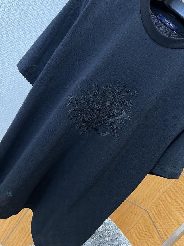 兼具良好透气性与抗皱性，保证了针织衫的舒适穿着体验与持久耐穿性；领口采用半拉链立领设计