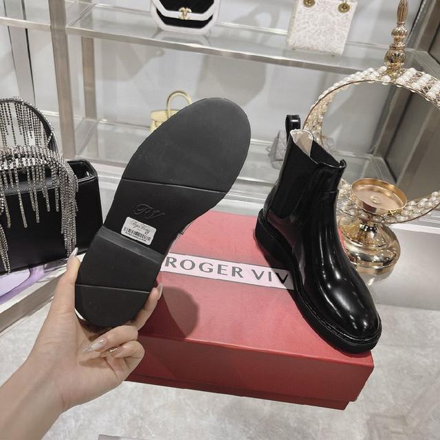 在一众明星的带动下这款鞋的热度只增不减！ 在刚柔相济