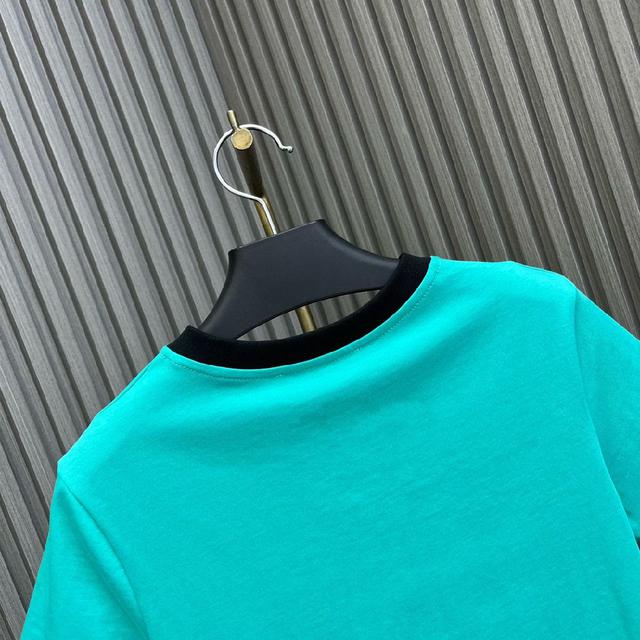 沿用活性印花工艺 呈现出鲜明字母装