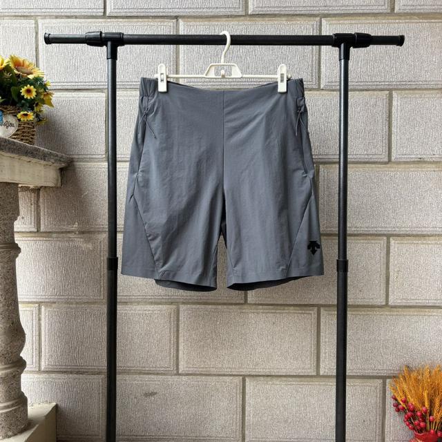 采用高弹速干面料，触感柔滑细腻，具备良好的排汗导湿性能