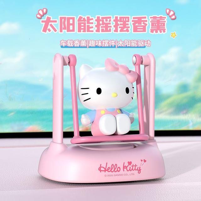 爆款三麗鷗車載太陽能鞦韆香薰擺件(預購)