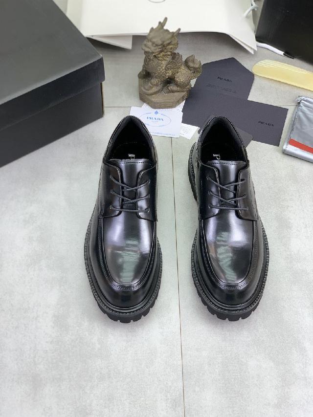 运动老爹鞋结合高科技透气材质与牛皮，侧面P家专属纽扣装饰