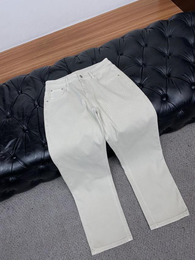 常规基础款，整体延续P设计理念，日常休闲轻松驾驭。棉质牛仔裤，微弹质感