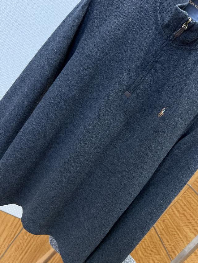 兼具良好透气性与抗皱性，保证了针织衫的舒适穿着体验与持久耐穿性；领口采用半拉链立领设计