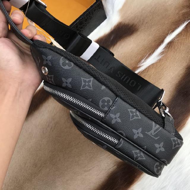 選皮料-高檔进口牛皮，進口內襯設計🐮均勻的走線[閃電]超大的內部空間