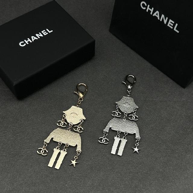 这款皮革挂饰可装点其他配饰，为造型增添活力趣致。饰以金属字母徽标