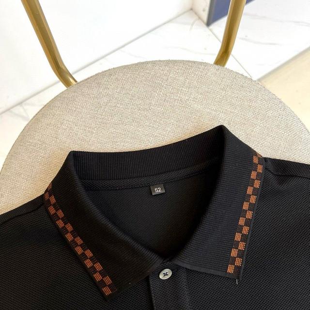 于领口与袖口处点睛，打破纯色单调，增添英伦雅致格调