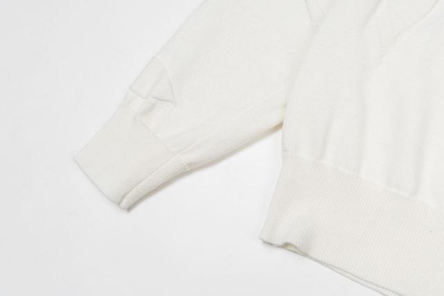 通过14针细针进口机织机编织而成。高支数纱线赋予面料细腻平密的基底