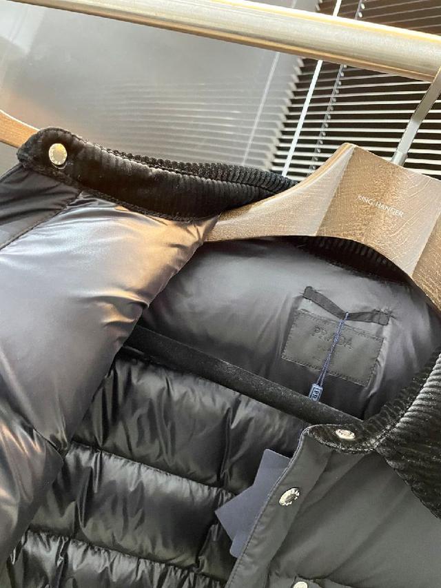 秋冬新款羽绒服。这款号称羽绒服届最贵的，全部90绒的。