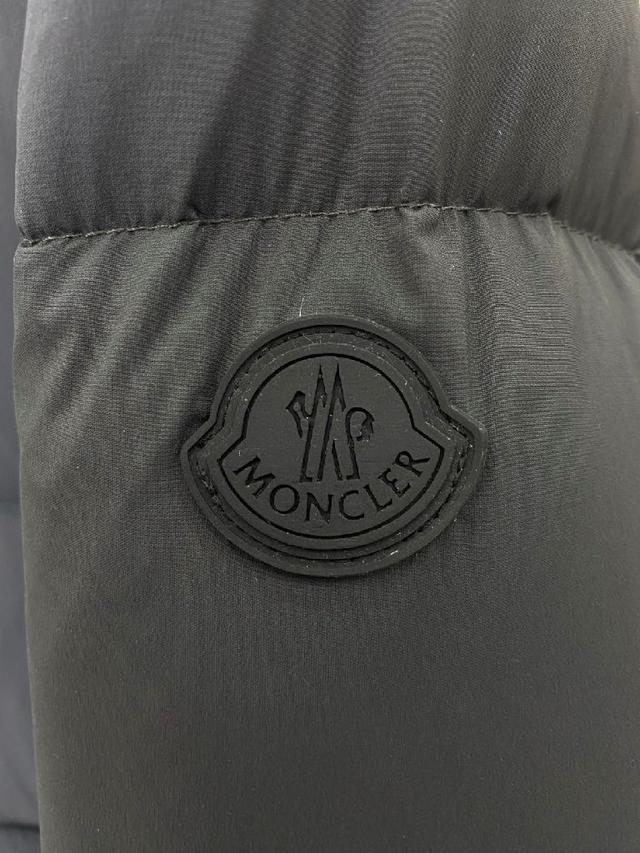 Madeira羽绒夹克是功能性衣橱的常备单品，采用Longue saison尼龙制成